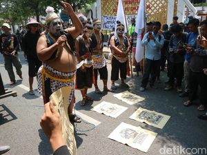 Peringati Hari Tani, Massa Aksi Tolak Tambang Kendeng di Kantor Bupati Pati
