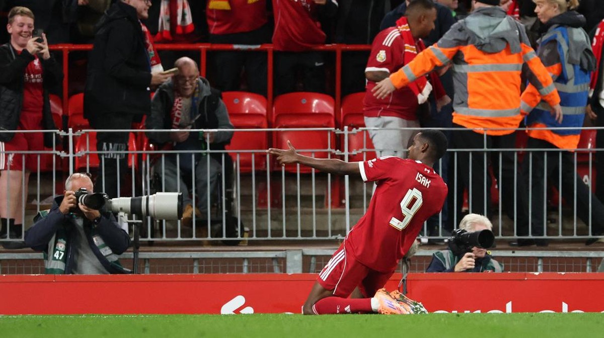 Alexander Isak merayakan gol perdananya untuk Liverpool. (Foto: REUTERS/Phil Noble)