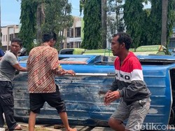 Angkot Diduga Ngebut Terbalik di Medan, Sopir Terluka