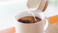 Sering Minum Kopi Pakai Krimer? Dokter Kulit Beberkan Risikonya