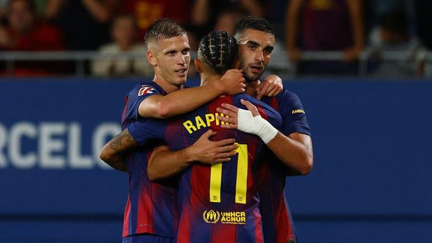 Soccer Football - LaLiga - FC Barcelona v Getafe - Johan Cruyff Stadium, Barcelona, Spain - September 21, 2025 FC Barcelona's Ferran Torres celebrates scoring their second goal with Dani Olmo and Raphinha REUTERS/Albert Gea