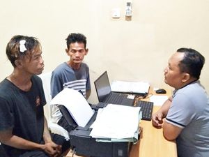 Hermanto-Ridwan Diamuk Massa Usai Kepergok Bobol Rumah Kosong di Palembang Hermanto-Ridwan Diamuk Massa Usai Kepergok Bobol Rumah Kosong di Palembang