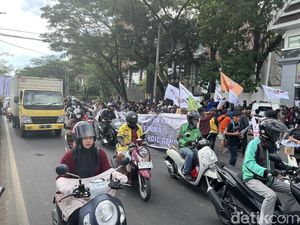 Demo Hari Tani di Kantor Gubernur Sulsel, Lalin Jalan Urip Tersendat Demo Hari Tani di Kantor Gubernur Sulsel, Lalin Jalan Urip Tersendat