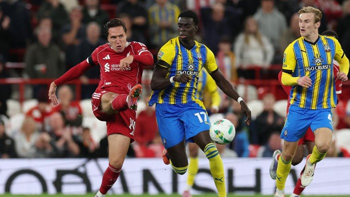 Soccer Football - Carabao Cup - Third Round - Liverpool v Southampton - Anfield, Liverpool, Britain - September 23, 2025 Liverpools Federico Chiesa in action with Southamptons Joshua Quarshie REUTERS/Phil Noble EDITORIAL USE ONLY. NO USE WITH UNAUTHORIZED AUDIO, VIDEO, DATA, FIXTURE LISTS, CLUB/LEAGUE LOGOS OR LIVE SERVICES. ONLINE IN-MATCH USE LIMITED TO 120 IMAGES, NO VIDEO EMULATION. NO USE IN BETTING, GAMES OR SINGLE CLUB/LEAGUE/PLAYER PUBLICATIONS. PLEASE CONTACT YOUR ACCOUNT REPRESENTATIVE FOR FURTHER DETAILS..