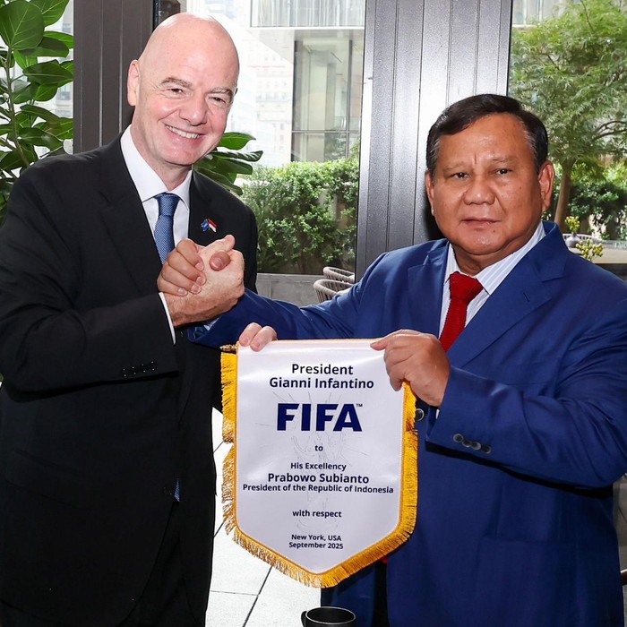 Presiden Republik Indonesia, Prabowo Subianto bertemu dengan Presdien FIFA, Gianni Infantino.