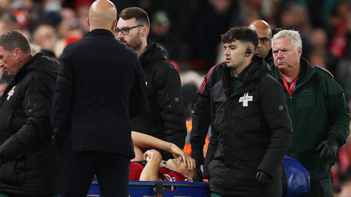 Momen Giovanni Leoni ditandu keluar akibat cedera di laga Liverpool vs Southampton di Carabao Cup. (Foto: Phil Noble/REUTERS)