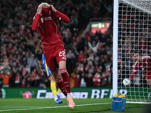 Hugo Ekitike Minta Maaf, Ngaku Larut dalam Emosi sampai Buka Jersey Hugo Ekitike Minta Maaf, Ngaku Larut dalam Emosi sampai Buka Jersey