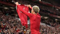 Hugo Ekitike lantas memamerkan jersey-nya itu ke arah penonton. Yang apes, ia lupa sebelumnya sudah dapat kartu kuning. Foto: Getty Images/Jan Kruger