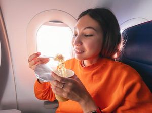 Ternyata Pramugari Paling Kesal kalau Penumpang Bawa 5 Makanan Ini
