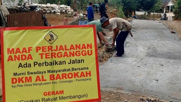 Warga Patungan Perbaiki Jalan Rusak di Pandeglang: Kami Sudah Jenuh