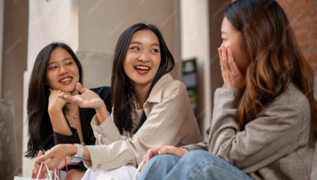 Jangan Berpikir Negatif/Foto: Freepik.com/thanyakij-12 Tidak berpikir negatif akan membantu kamu menjadi orang yang lebih mudah berbaur di pertemanan yang baru. Kamu lebih berani untuk mulai berkenalan karena berpikir orang di sekelilingmu pasti mau berteman denganmu/Foto: Freepik.com/thanyakij-12