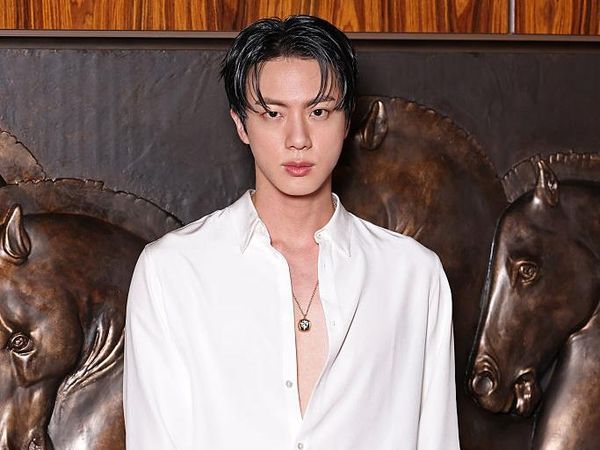 Gaya Jin BTS Jadi Pangeran Gucci, Pamer Dada di Milan Fashion Week 2025