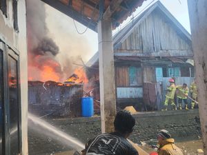 7 Rumah di Palembang Kebakaran, Diduga karena Korsleting Charger HP 7 Rumah di Palembang Kebakaran, Diduga karena Korsleting Charger HP