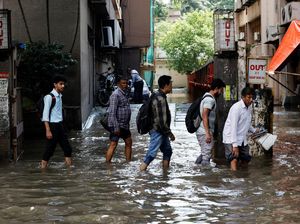 Kolkata Kebanjiran, Warga Beraktivitas di Tengah Genangan