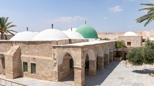Melihat Kompleks Makam Nabi Musa di Timur Yerusalem