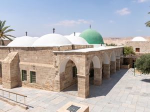 Melihat Kompleks Makam Nabi Musa di Timur Yerusalem Melihat Kompleks Makam Nabi Musa di Timur Yerusalem
