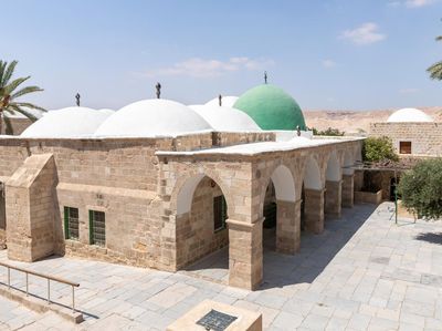 Melihat Kompleks Makam Nabi Musa di Timur Yerusalem