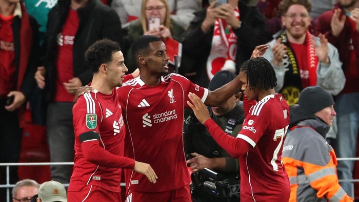 Soccer Football - Carabao Cup - Third Round - Liverpool v Southampton - Anfield, Liverpool, Britain - September 23, 2025 Liverpools Alexander Isak celebrates scoring their first goal with Curtis Jones and Rio Ngumoha REUTERS/Phil Noble EDITORIAL USE ONLY. NO USE WITH UNAUTHORIZED AUDIO, VIDEO, DATA, FIXTURE LISTS, CLUB/LEAGUE LOGOS OR LIVE SERVICES. ONLINE IN-MATCH USE LIMITED TO 120 IMAGES, NO VIDEO EMULATION. NO USE IN BETTING, GAMES OR SINGLE CLUB/LEAGUE/PLAYER PUBLICATIONS. PLEASE CONTACT YOUR ACCOUNT REPRESENTATIVE FOR FURTHER DETAILS..