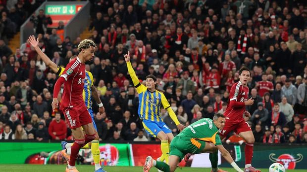 Soccer Football - Carabao Cup - Third Round - Liverpool v Southampton - Anfield, Liverpool, Britain - September 23, 2025 Liverpool's Hugo Ekitike scores their second goal REUTERS/Phil Noble EDITORIAL USE ONLY. NO USE WITH UNAUTHORIZED AUDIO, VIDEO, DATA, FIXTURE LISTS, CLUB/LEAGUE LOGOS OR 'LIVE' SERVICES. ONLINE IN-MATCH USE LIMITED TO 120 IMAGES, NO VIDEO EMULATION. NO USE IN BETTING, GAMES OR SINGLE CLUB/LEAGUE/PLAYER PUBLICATIONS. PLEASE CONTACT YOUR ACCOUNT REPRESENTATIVE FOR FURTHER DETAILS..