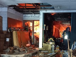 Rumah Produksi Pigura di Palebon Semarang Kebakaran