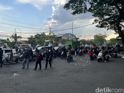 Lalin di Depan Kantor Gubernur Sulsel Kembali Normal Usai Massa Demo Bubar