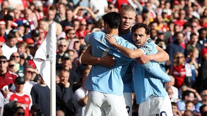 LONDON, ENGLAND - SEPTEMBER 21: Erling Haaland of Manchester City celebrates scoring the opening goal with Tijjani Reijnders and Bernardo Silva during the Premier League match between Arsenal and Manchester City at Emirates Stadium on September 21, 2025 in London, England. (Photo by Charlotte Wilson/Offside/Offside via Getty Images)