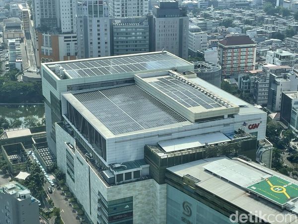 Melihat dari Udara Atap Panel Surya di Mal Jakarta