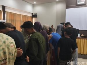 Momen Haru Anggota Geng Motor Minta Maaf-Peluk Ortu saat Deklarasi Bubar Momen Haru Anggota Geng Motor Minta Maaf-Peluk Ortu saat Deklarasi Bubar