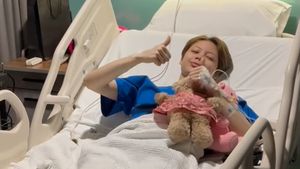 7 Foto Nada Tarina Putri Operasi Skoliosis, Pamer Jahitan Panjang di Punggung