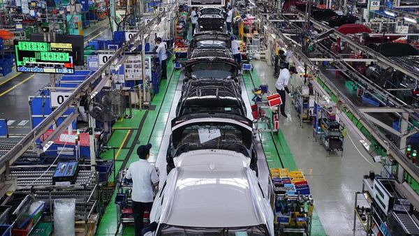 Melihat Sibuknya Dapur Produksi Toyota di Karawang