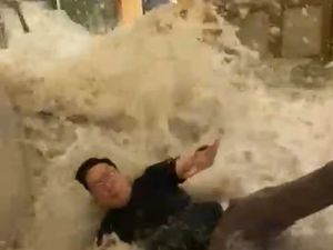 Video Detik-detik Topan Ragasa Hantam Hotel Hong Kong: Pintu Pecah, Lobi Banjir Video Detik-detik Topan Ragasa Hantam Hotel Hong Kong: Pintu Pecah, Lobi Banjir