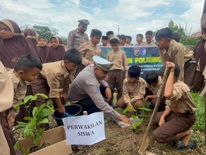 Polres Kuansing Edukasi Green Policing, Ajak Anak Sekolah Tanam Pohon
