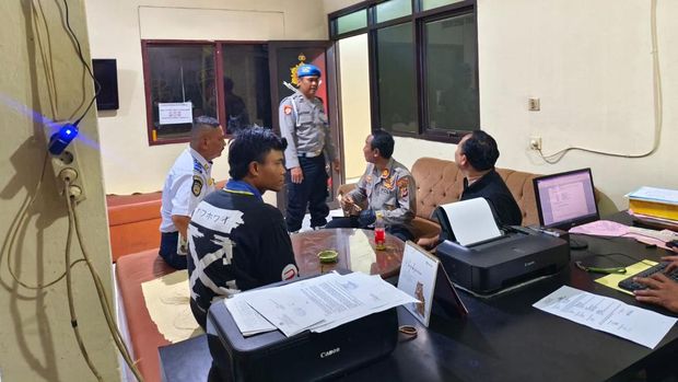 Polresta Bogor Kota mengamankan juru parkir getok harga Rp 100 ribu ke wisatawan, Rabu (24/9/2025).