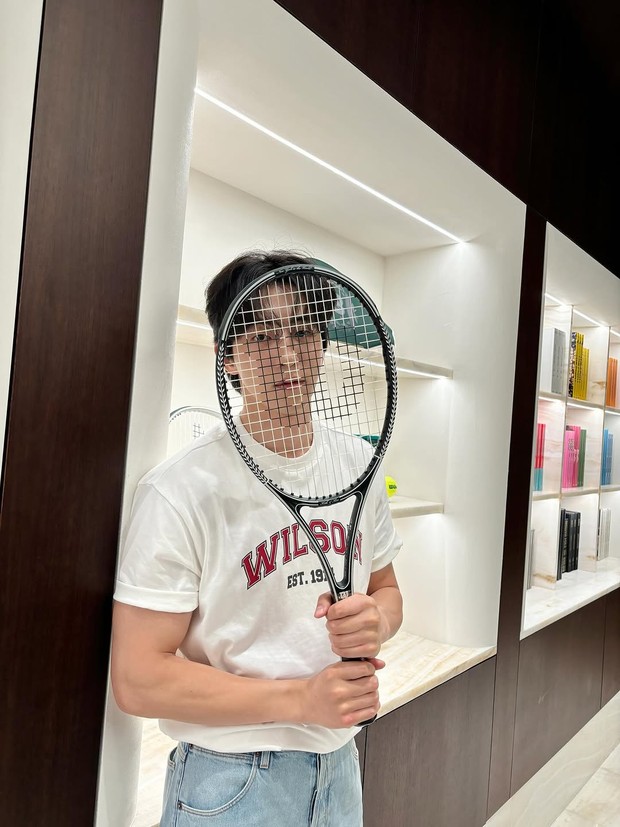 Pose foto sendiri bersembunyi di balik benda/Foto: Instagram @skawngur