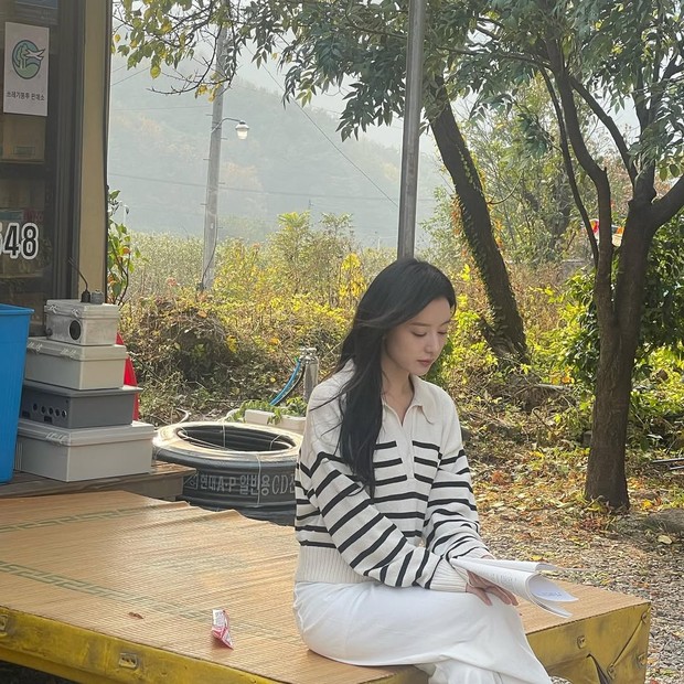 Pose foto sendiri duduk menggunakan properti /Foto: Instagram @geewonii