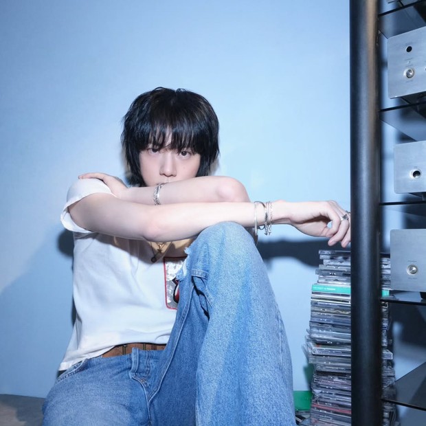 Pose foto sendiri duduk santai di lantai/Foto: Instagram @jin