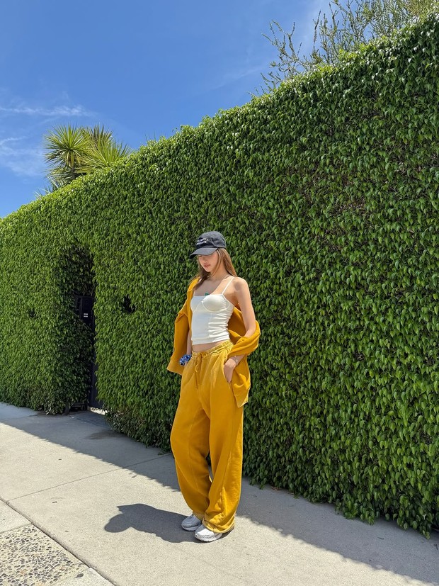 Pose foto sendiri /Foto: Instagram @lalalisa_m