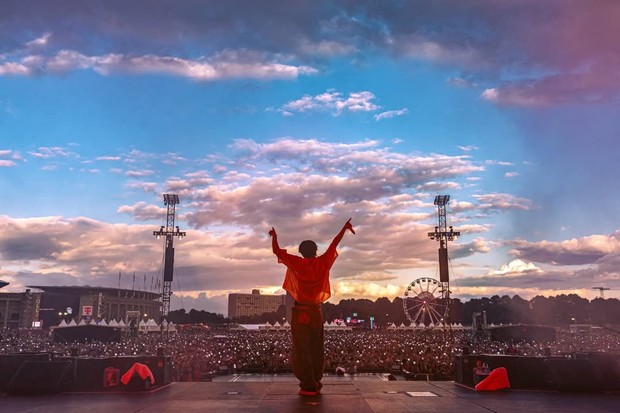 Pose foto sendiri from behind/Foto: Instagram @uarmyhope
