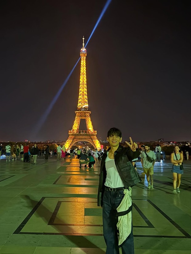 Pose foto sendiri full-body dengan latar belakang /Foto: Instagram @thv