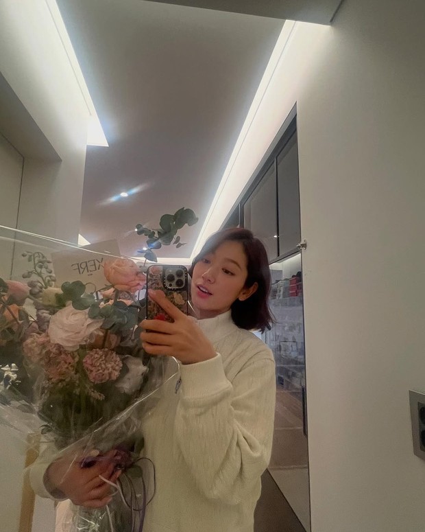 Pose foto sendiri menggunakan cermin /Foto: Instagram @ssinz7