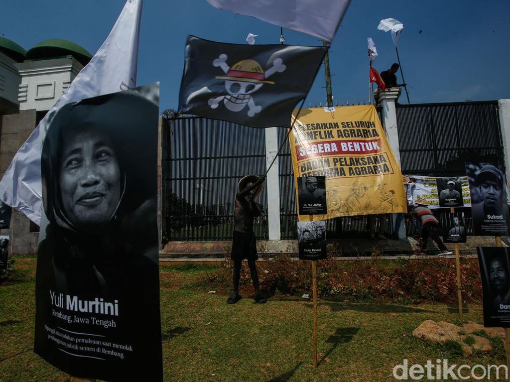 Potret Petani Korban Intimidasi Dipajang Saat Aksi di Depan DPR Potret Petani Korban Intimidasi Dipajang Saat Aksi di Depan DPR
