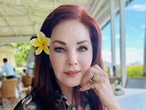 Priscilla Masih Simpan Kalung dari Elvis Presley, 48 Tahun Pasca Kematiannya Priscilla Masih Simpan Kalung dari Elvis Presley, 48 Tahun Pasca Kematiannya