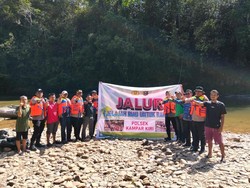 Jalur Polda Riau Beri Bantuan ke Warga di Pedalaman Rimbang Baling