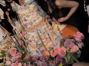 Rachel Vennya Rayakan Ulang Tahun ke-30, Penuh Bunga dan Kue Cantik! Rachel Vennya Rayakan Ulang Tahun ke-30, Penuh Bunga dan Kue Cantik!