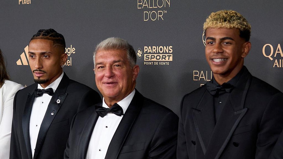 Raphinha (kiri) bersama Presiden Barcelona Joan Laporta (tengah) dan Lamine Yamal (kanan) di Ballon dOr 2025. (Foto: Jose Breton/Pics Action/NurPhoto via Getty Images)