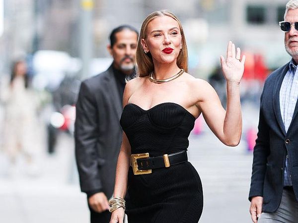 5 Gaya Scarlett Johansson Pamer Body Goals, Berbalut Gaun Ketat Balmain
