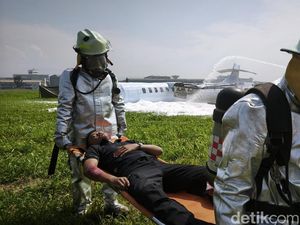 Simulasi Pesawat Gagal Lepas Landas di Bandara Husein: 2 Tewas, 6 Luka Simulasi Pesawat Gagal Lepas Landas di Bandara Husein: 2 Tewas, 6 Luka