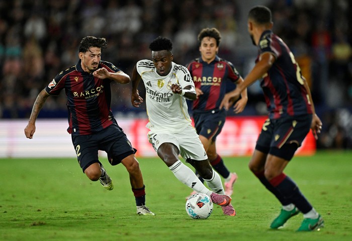 Soccer Football - LaLiga - Levante v Real Madrid - Estadi Ciutat de Valencia, Valencia, Spain - September 23, 2025 Real Madrids Vinicius Junior in action with Levantes Unai Vencedor REUTERS/Pablo Morano