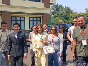 Tasya Farasya dan Ahmad Assegaf Kompak Hadiri Sidang Cerai Perdana