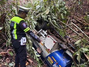 Truk BBM Masuk Jurang 50 Meter di Kolaka Utara Usai Gagal Nanjak, Sopir Tewas Truk BBM Masuk Jurang 50 Meter di Kolaka Utara Usai Gagal Nanjak, Sopir Tewas